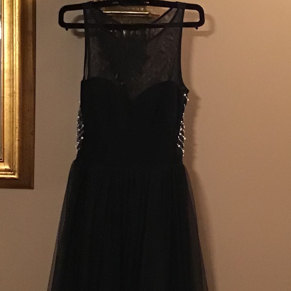 Black Sleeveless Long Flowing Dress